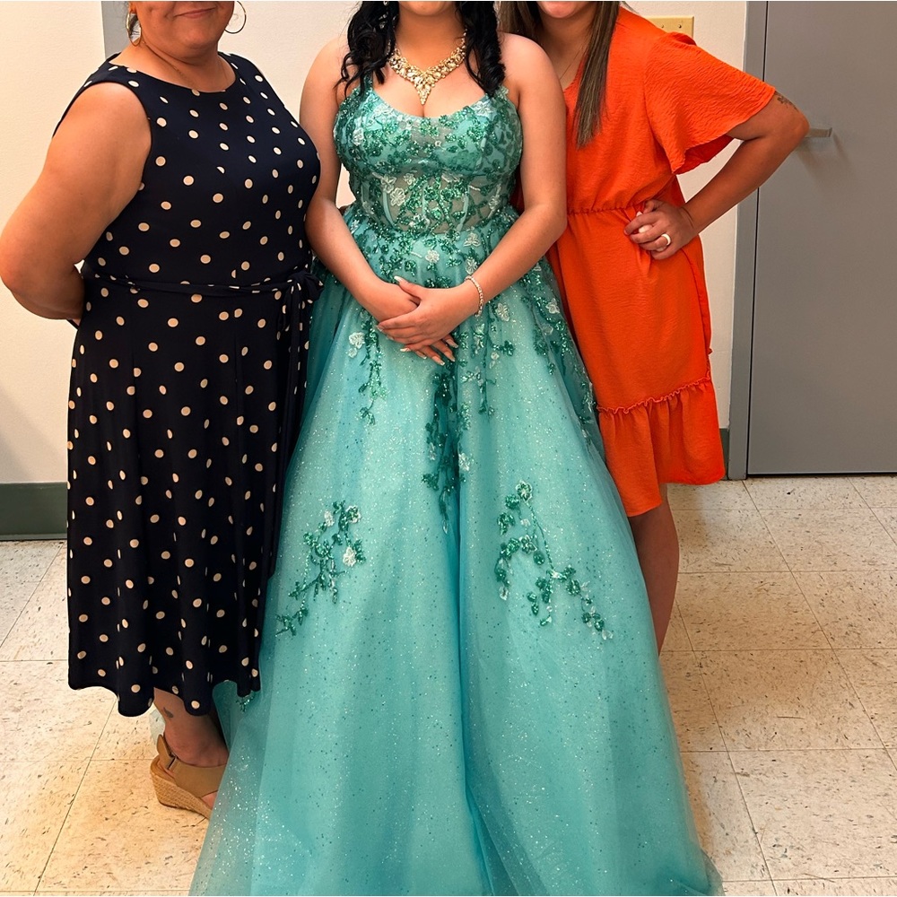 I’m selling my prom dress that is a (size 8) I have only worn it one time.